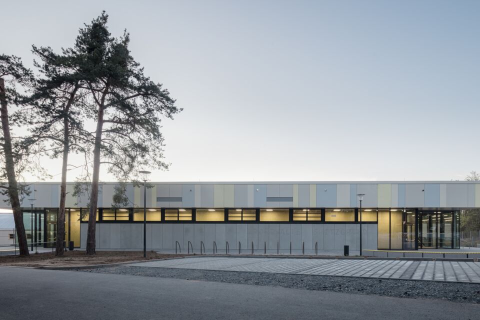 Sporthalle Peter Rosegger Coswig - Frontfassade - Coswig - RiegerArchitektur